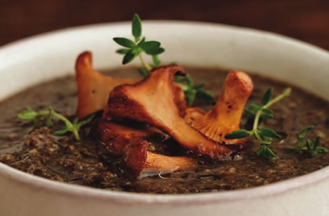 Creamy thyme and mushroom soup